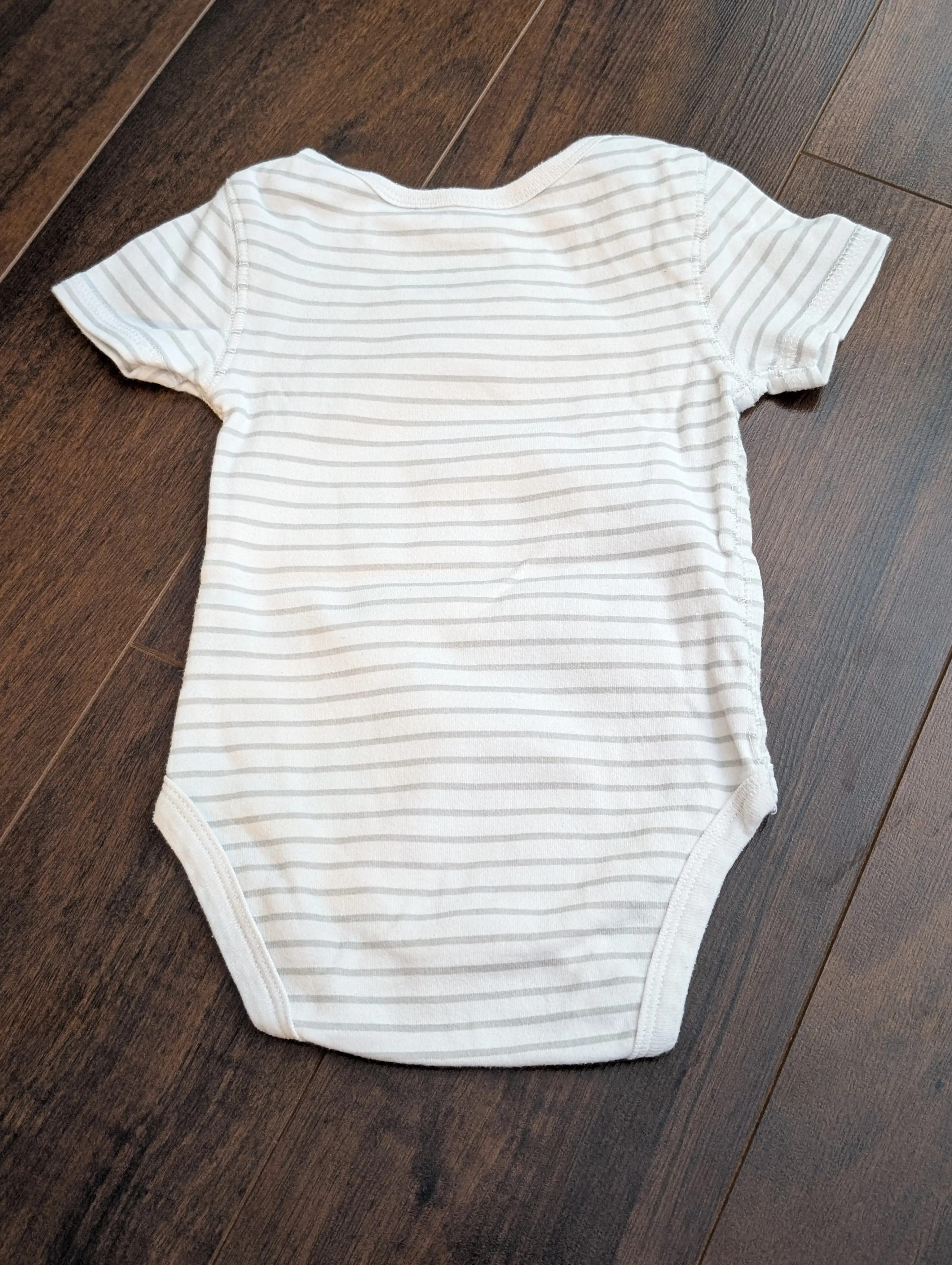 4 onesies 6-9months , Kids 9 Month (6-9M)