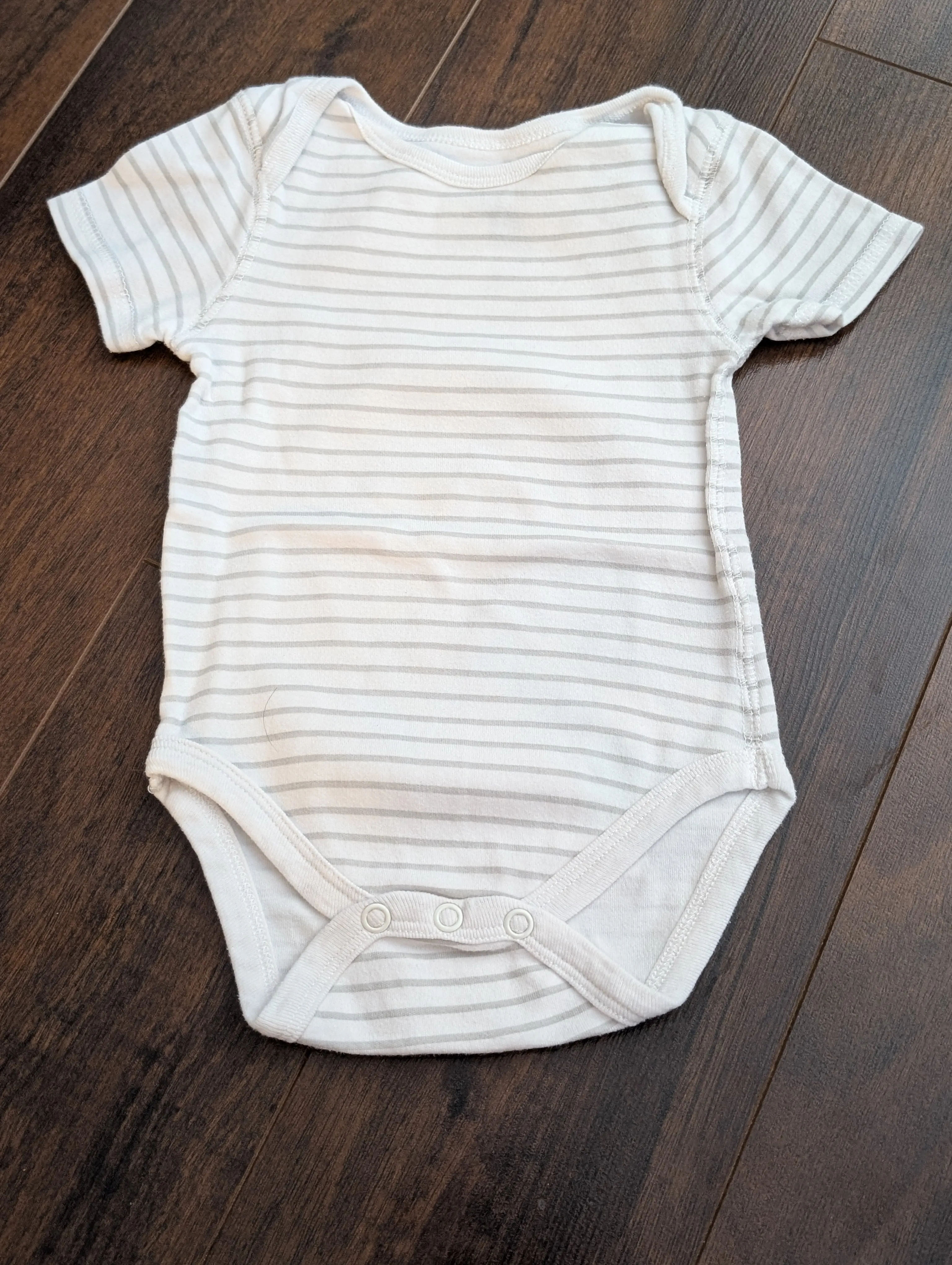 4 onesies 6-9months , Kids 9 Month (6-9M)